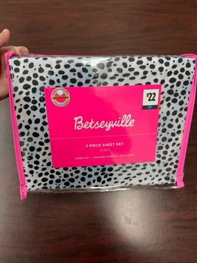 NWT Betseyville Betsey Johnson 4 Piece Queen Set- Cheetah Print
